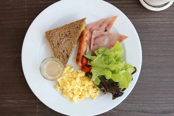Petit déjeuner avec jambon, œuf frit et pain — Photo