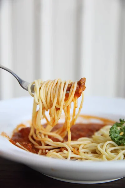 Espaguetis boloñesa en fondo de madera —  Fotos de Stock
