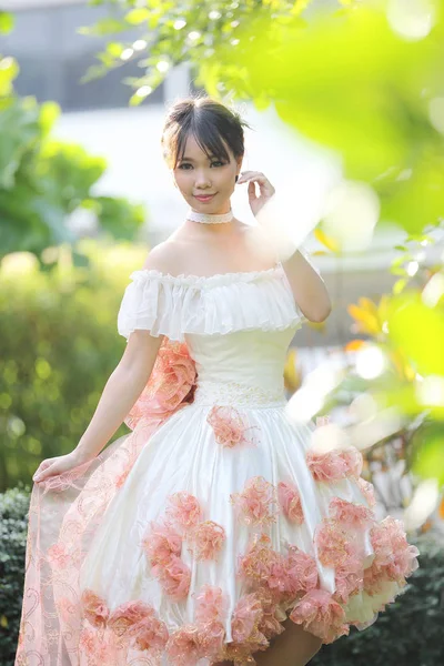 Азіатський наречену в Білій сукні — стокове фото