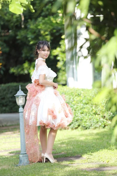 Noiva asiática em vestido branco — Fotografia de Stock