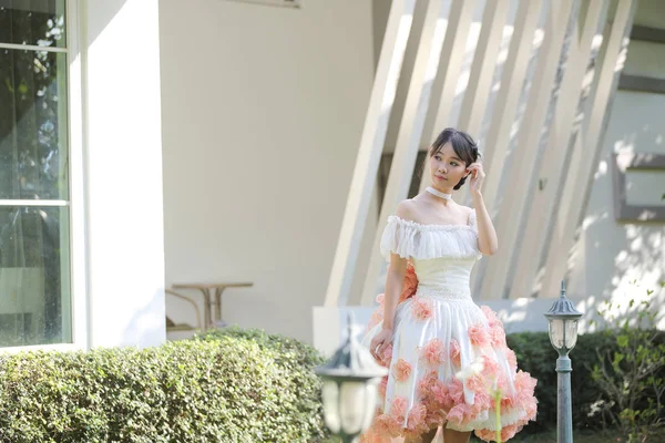 Azjatycka Panna Młoda w białej sukni — Zdjęcie stockowe