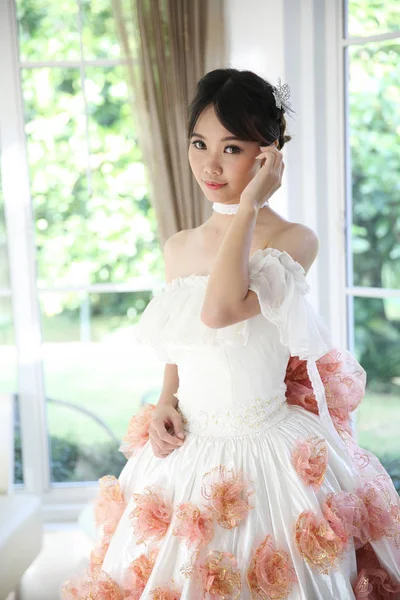 Ázsiai menyasszony, fehér ruhában — Stock Fotó