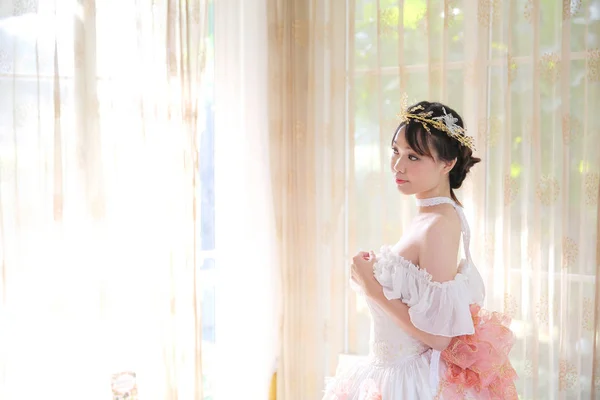 Novia asiática en vestido blanco — Foto de Stock