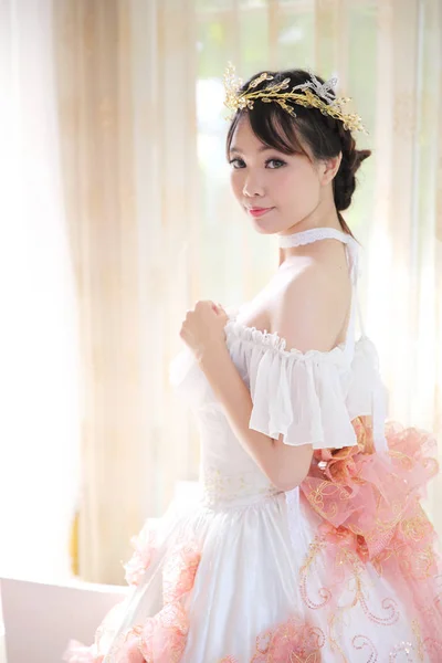 Asiatische Braut im weißen Kleid — Stockfoto