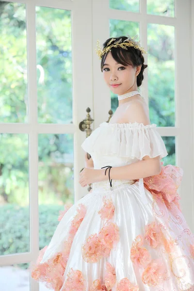 Asiatiska bruden i vit klänning — Stockfoto