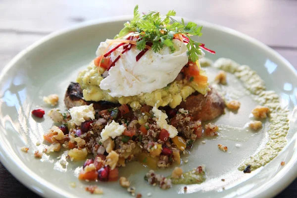 yumurta benedict kuşkonmaz soslu