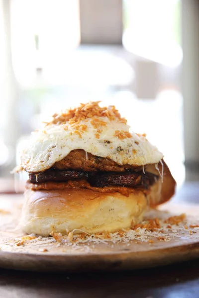 Hamburger di manzo su fondo legno — Foto Stock