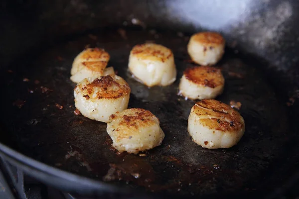 Scallops fried in pan — Stock Photo, Image