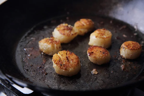 Scallops fried in pan — Stock Photo, Image