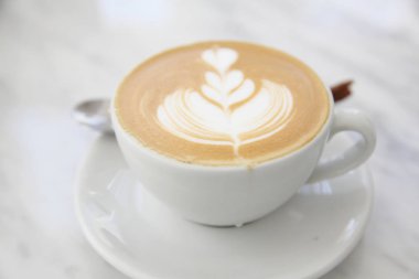 kapuçino beyaz tabloda kahve