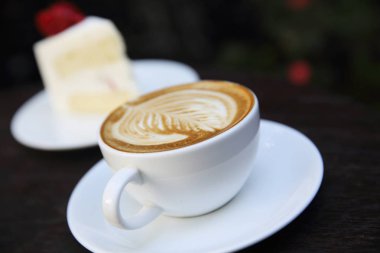 cappuccino kahve kek üzerine tahta arka plan ile