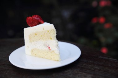 Ahşap üzerine Çilekli pasta