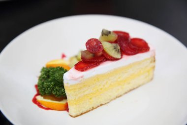 Çilekli pasta ve kivi