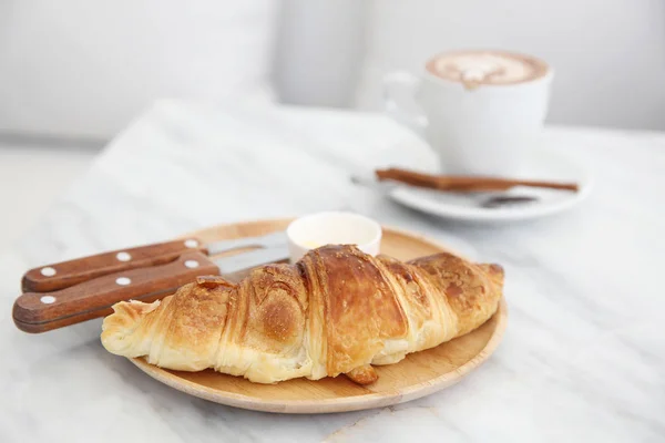 Croissant au café — Photo