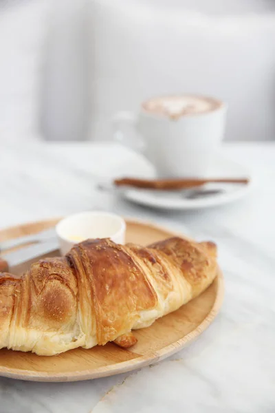 Croissant mit Kaffee — Stockfoto