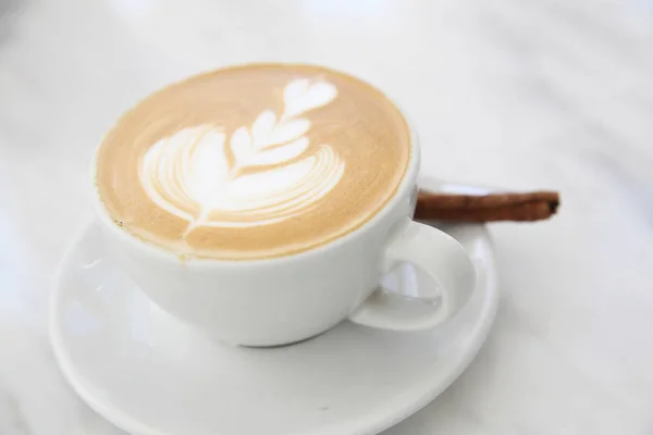 Kapuçino beyaz tabloda kahve — Stok fotoğraf