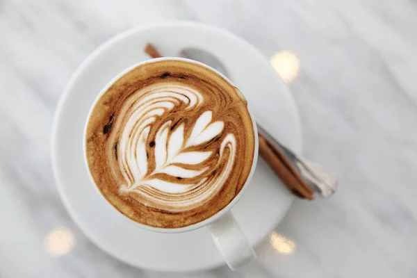 Cappuccino-Kaffee auf weißem Tisch — Stockfoto