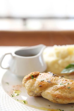 Kırmızı asma soslu ızgara tavuk göğsü biftek