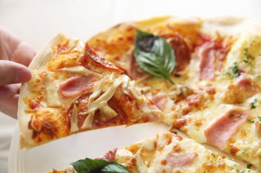 ahşap zemin üzerinde pizza