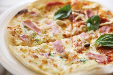 ahşap zemin üzerinde pizza