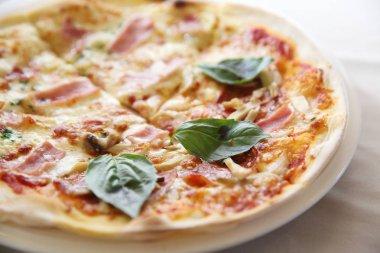 ahşap zemin üzerinde pizza