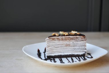 Tahta arka planda çikolatalı pasta