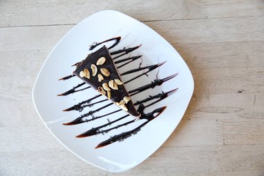 Tahta arka planda çikolatalı pasta