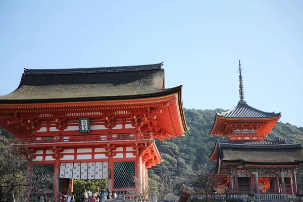 KYOTO - 31 de diciembre: los turistas visitan el templo Kiyomizu en Decem — Foto de Stock