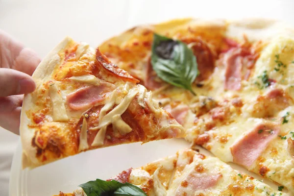 ahşap zemin üzerinde pizza