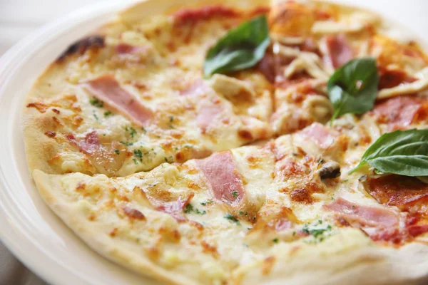 ahşap zemin üzerinde pizza