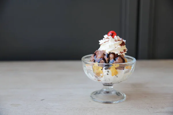 Helado de chocolate sobre fondo de madera — Foto de Stock