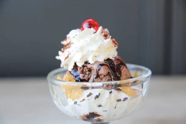 Σοκολάτα icecream σε ξύλο φόντο — Φωτογραφία Αρχείου