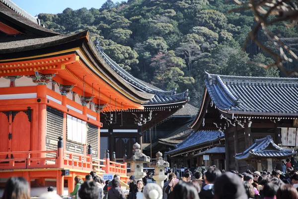 KYOTO - 31 de diciembre: los turistas visitan el templo Kiyomizu en Decem — Foto de Stock