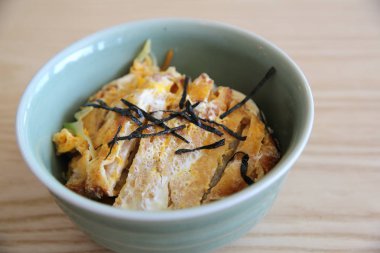 Pirinç, Katsudon ahşap bac üzerinde yumurta ile Japon derin kızarmış domuz eti