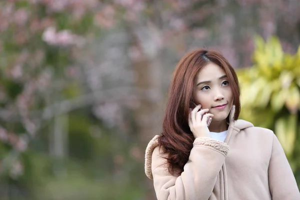 Ázsiai nő selfie a cseresznyevirág, sakura — Stock Fotó