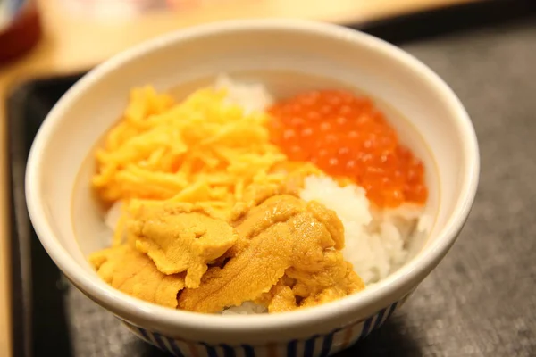 Kaviaar en uni op rijst, Japans eten — Stockfoto