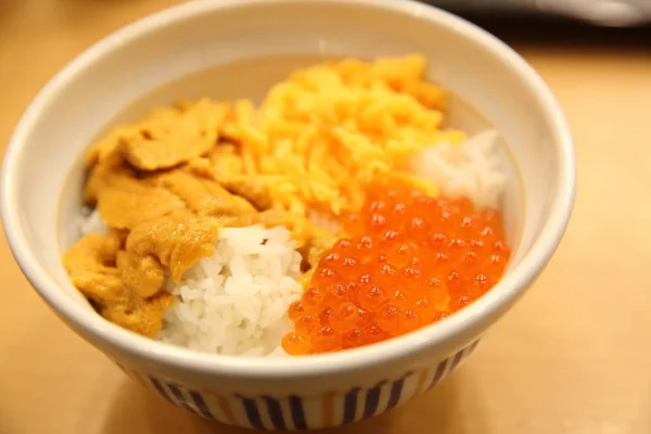 Caviar et uni sur riz, nourriture japonaise — Photo