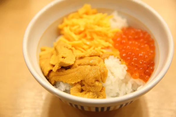 Kaviaar en uni op rijst, Japans eten — Stockfoto