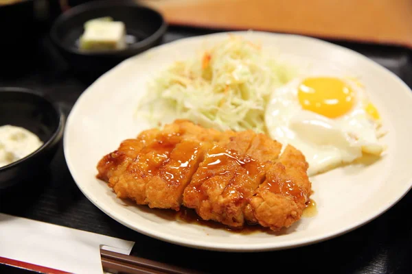 Porc frit japonais avec oeuf et sauce — Photo