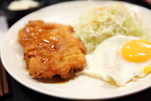 Japán mély sült sertéshús, tojás és a mártással — Stock Fotó