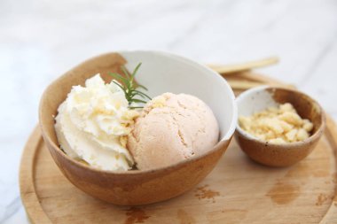 ahşap üzerine krema ile dondurma