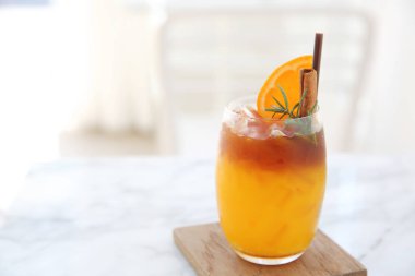 Beyaz coffeeshop buz ile portakal suyu