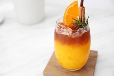 Beyaz coffeeshop buz ile portakal suyu