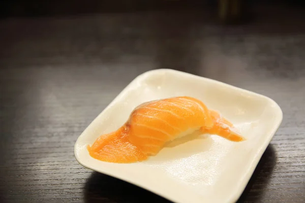 Sushi de salmón en restaurante de sushi japonés — Foto de Stock