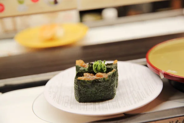 Sushi em Sushi ferroviário restaurante japonês — Fotografia de Stock