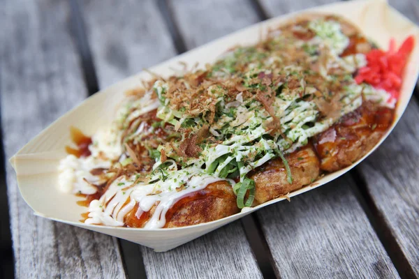 Takoyaki sobre fondo de madera — Foto de Stock