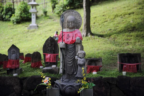 Pequena estátua de buda de pedra chamada jizo em japonês — Fotografia de Stock