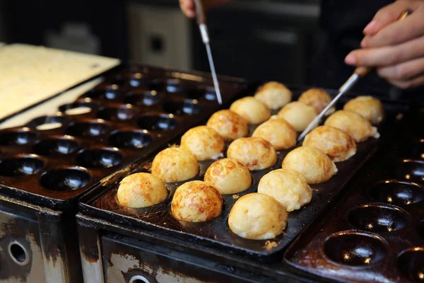 Processo de cozinhar takoyaki comida japonesa — Fotografia de Stock
