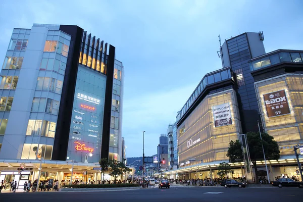 Kyoto, Japan - 4 juni 2016: Människor promenad i centrala gatan Kyot — Stockfoto