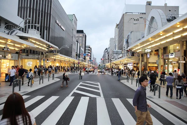 Kyoto, Japan - 4 juni 2016: Människor promenad i centrala gatan Kyot — Stockfoto